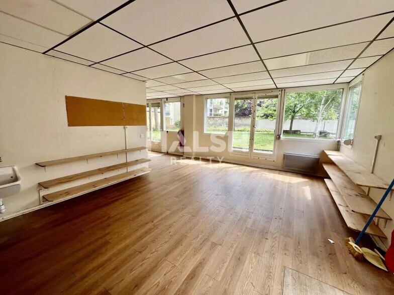 Retail in Lyon for lease - Interior Photo - Image 1 of 6