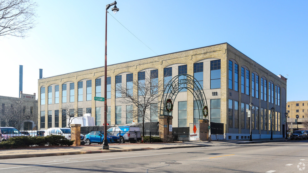 111 W Pleasant St, Milwaukee, WI for lease - Building Photo - Image 1 of 6