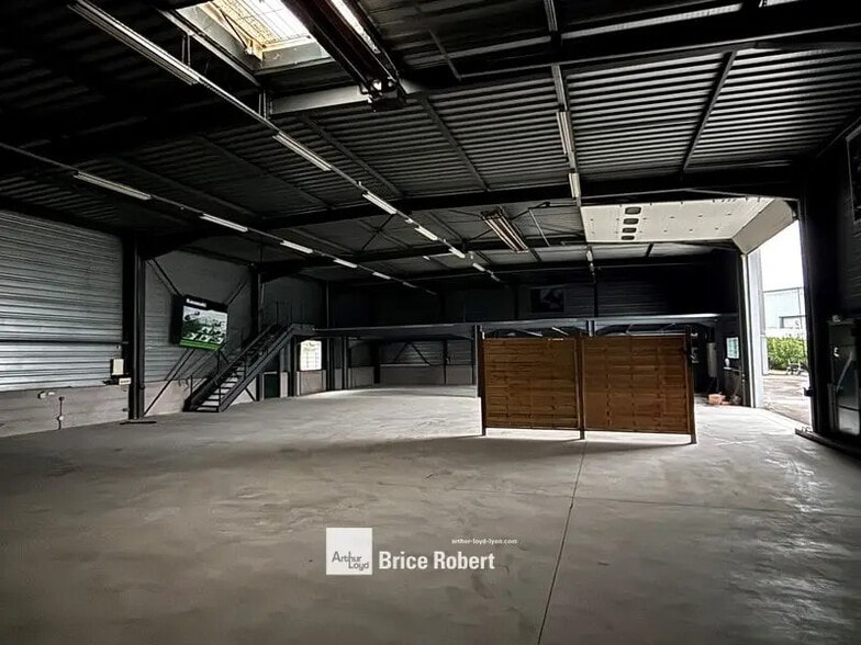 Flex in Taluyers for lease - Interior Photo - Image 2 of 6