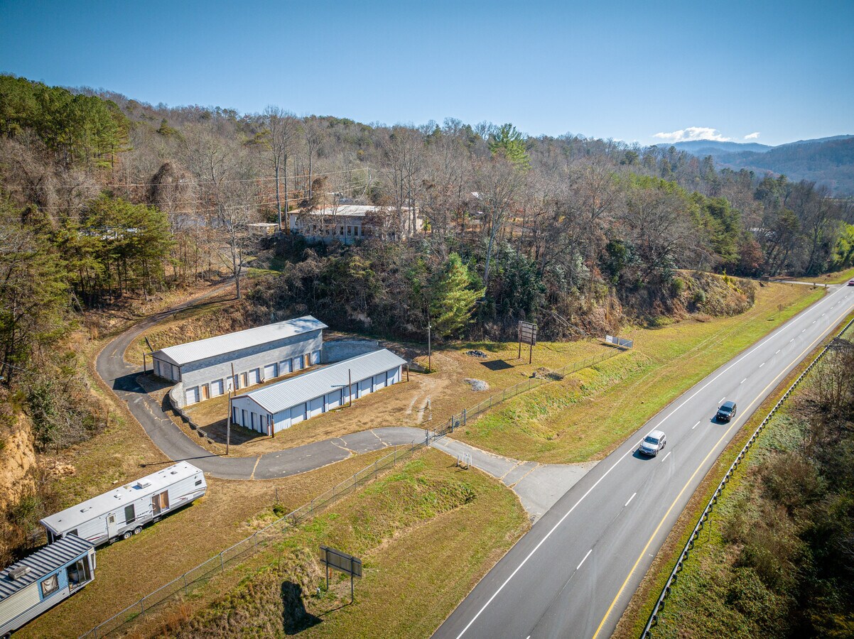 109 Pinecrest Dr, Whittier, NC 28789