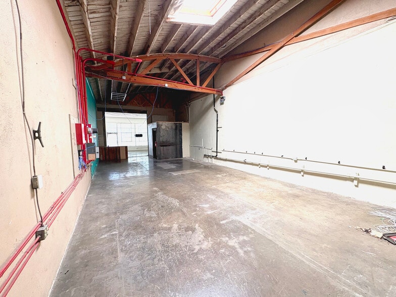 2315-2319 E 8th St, Los Angeles, CA for lease - Building Photo - Image 2 of 12