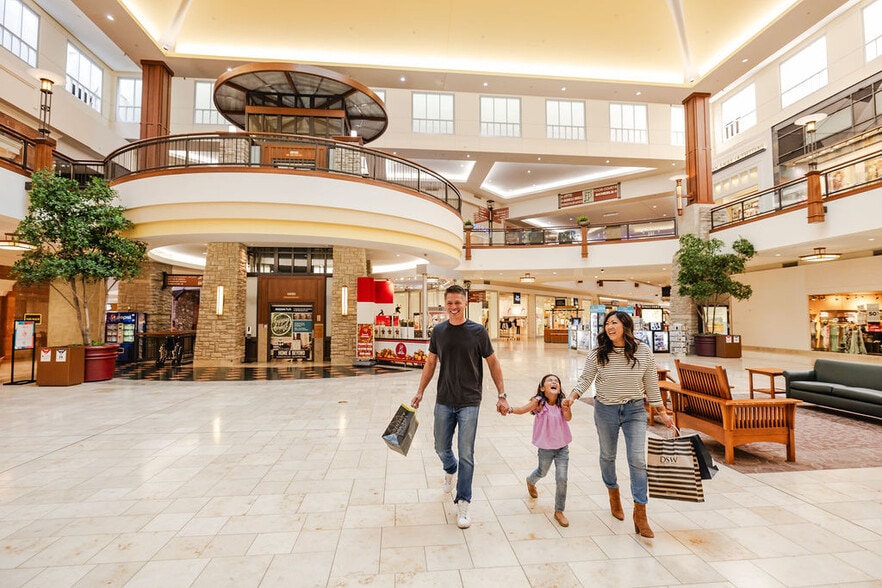 8251 Flying Cloud Dr, Eden Prairie, MN for lease - Interior Photo - Image 3 of 37