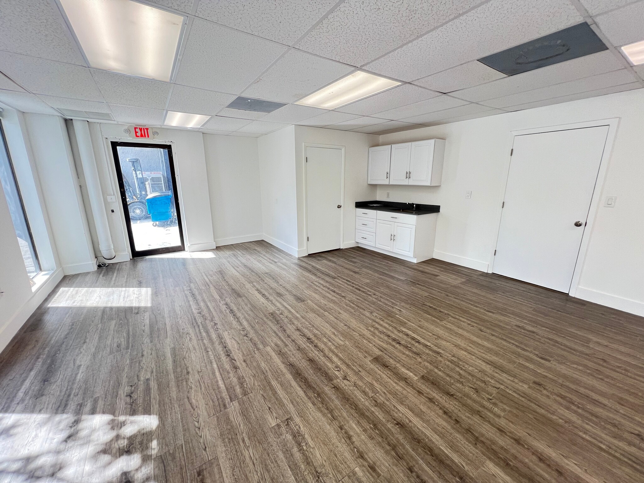 2201 Nw 30th Pl, Pompano Beach, FL for lease Interior Photo- Image 1 of 6