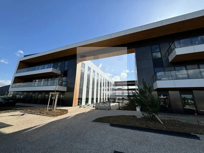 Office in Genas for sale - Building Photo - Image 2 of 22