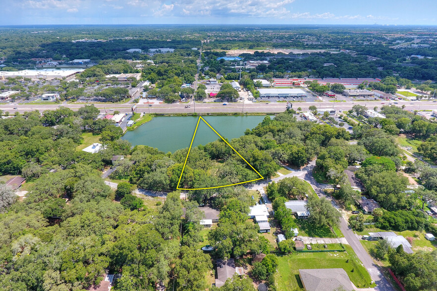 1215 Lakeside Dr, Brandon, FL for sale - Primary Photo - Image 1 of 6