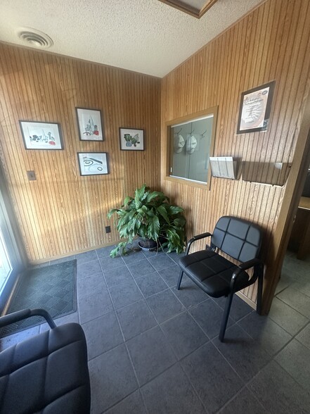 636 S East St, Mount Carroll, IL for lease - Interior Photo - Image 2 of 25