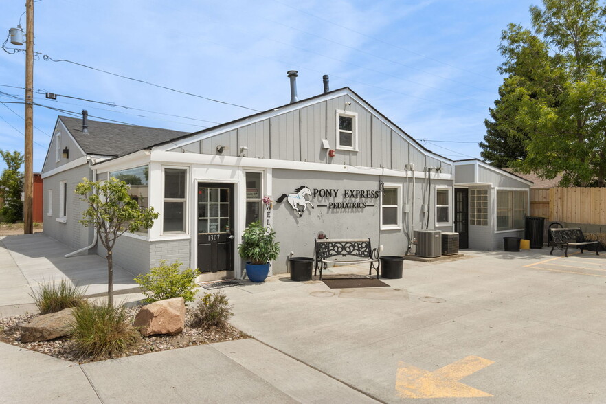 1307 Crook Ave, Cheyenne, WY for sale - Primary Photo - Image 1 of 18