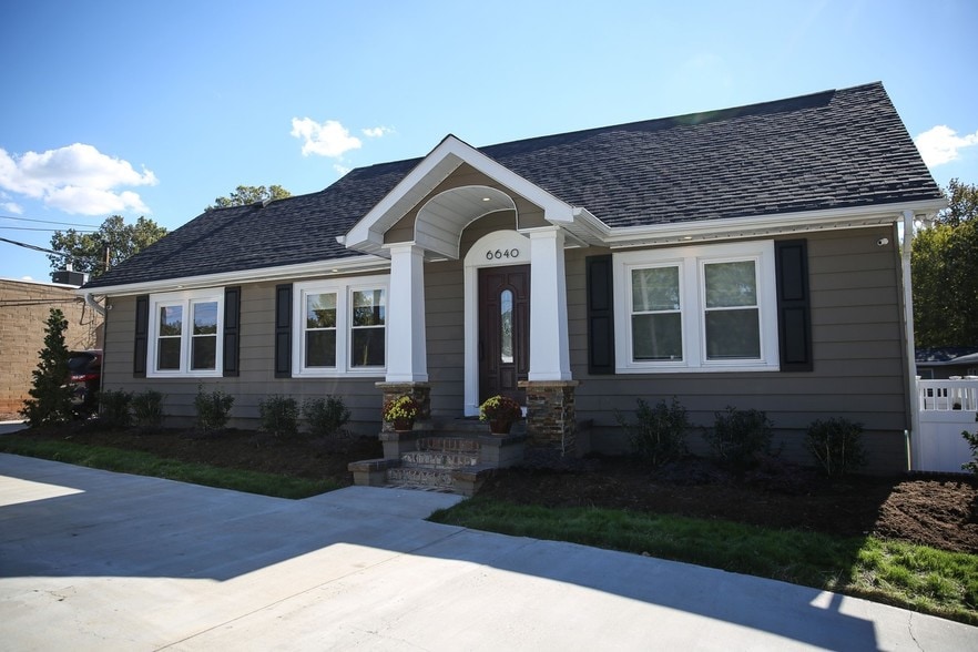 6634-6640 W Wilkinson Blvd portfolio of 2 properties for sale on LoopNet.com - Building Photo - Image 3 of 24