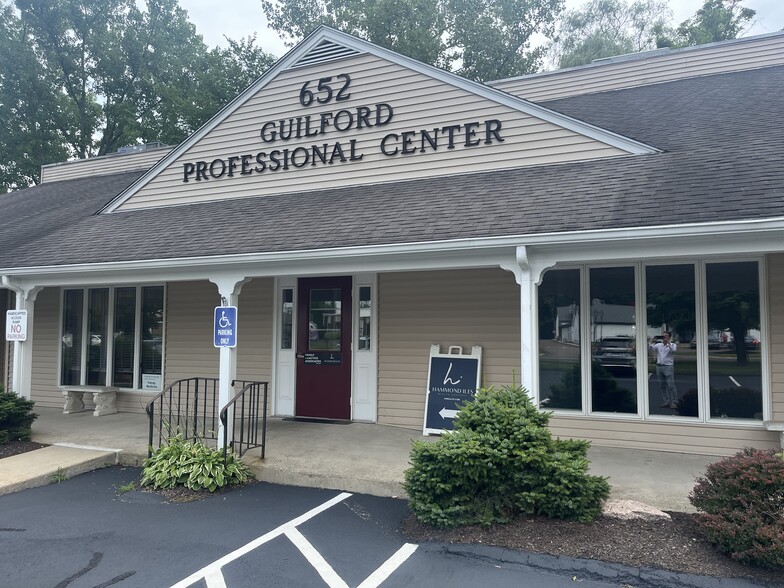 652 Boston Post Rd, Guilford, CT for sale - Building Photo - Image 1 of 5