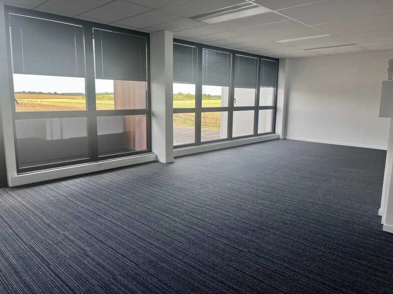 Office in Saint-Martin-du-Vivier for lease - Interior Photo - Image 3 of 6