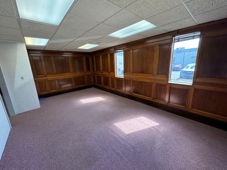 5815 Outlook St, Mission, KS for lease - Building Photo - Image 3 of 5