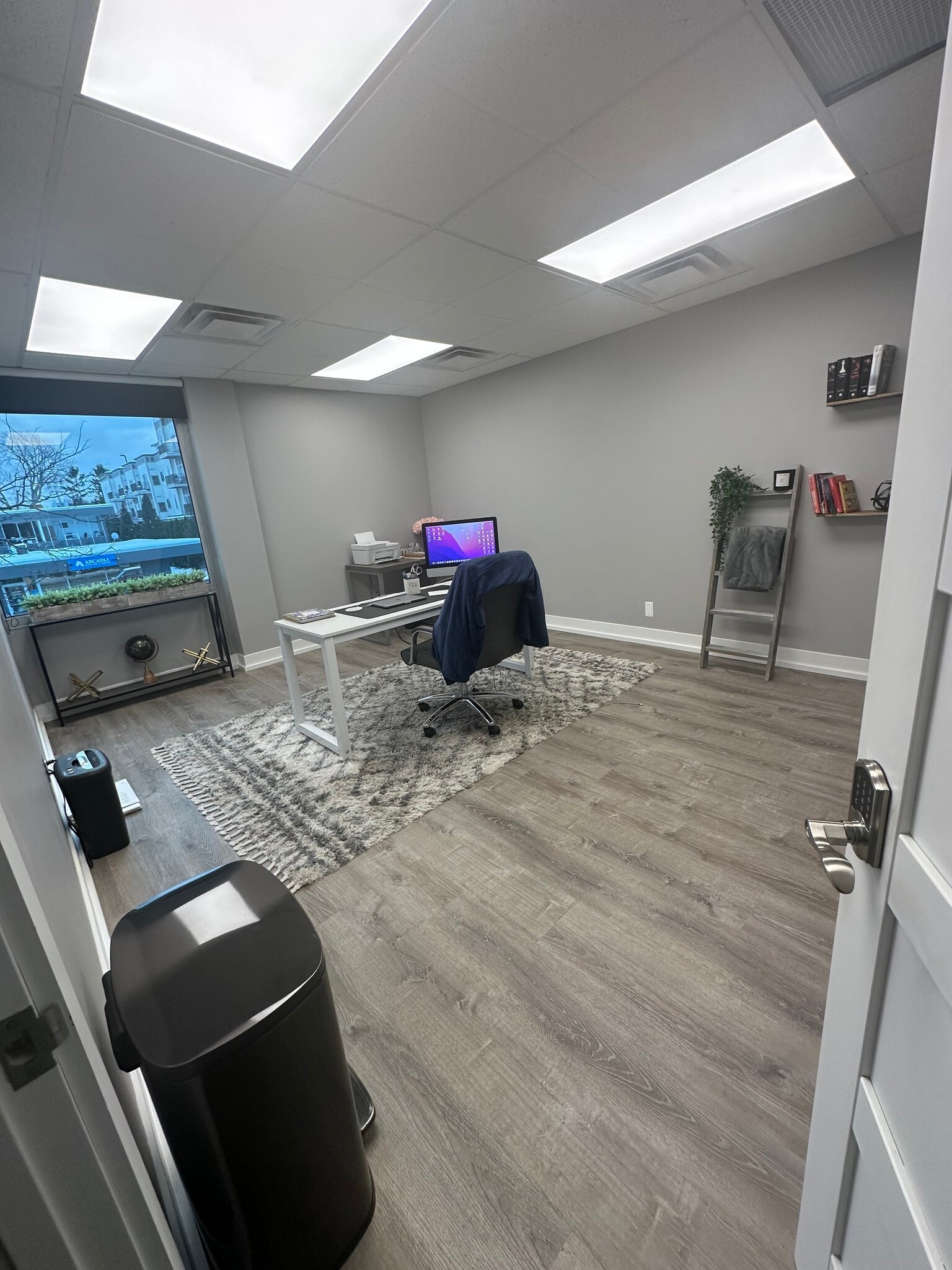 925-975 E Maple Rd, Birmingham, MI for lease Interior Photo- Image 1 of 5