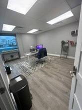 925-975 E Maple Rd, Birmingham, MI for lease Interior Photo- Image 1 of 5