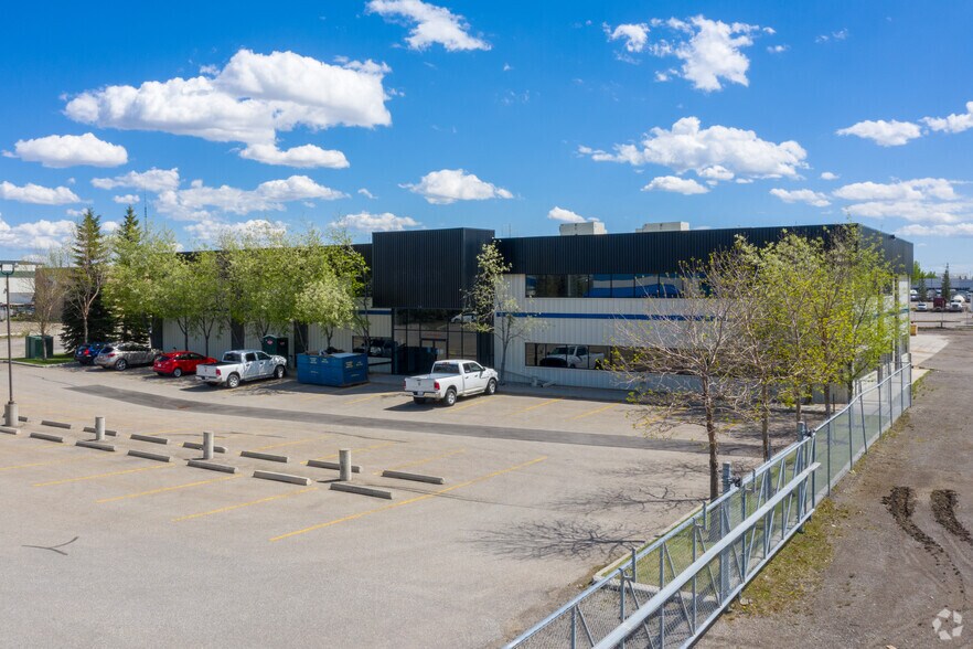 5735 53rd St SE, Calgary, AB for sale - Primary Photo - Image 1 of 1