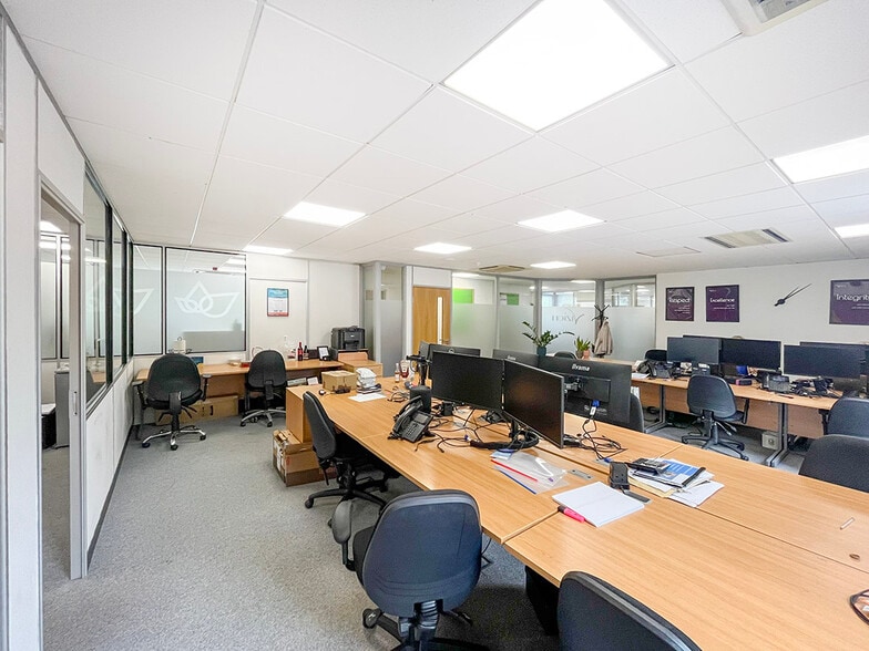 Dogflud Way, Farnham for lease - Interior Photo - Image 3 of 8