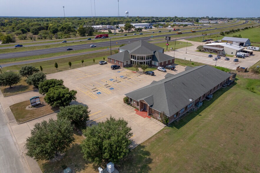 1905 Dove Crossing Ln, Navasota, TX for lease - Building Photo - Image 2 of 6