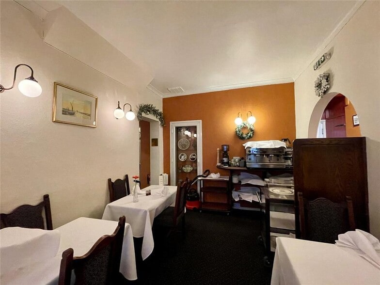 32-34 St. Helens Rd, Westcliff On Sea for sale - Interior Photo - Image 3 of 16