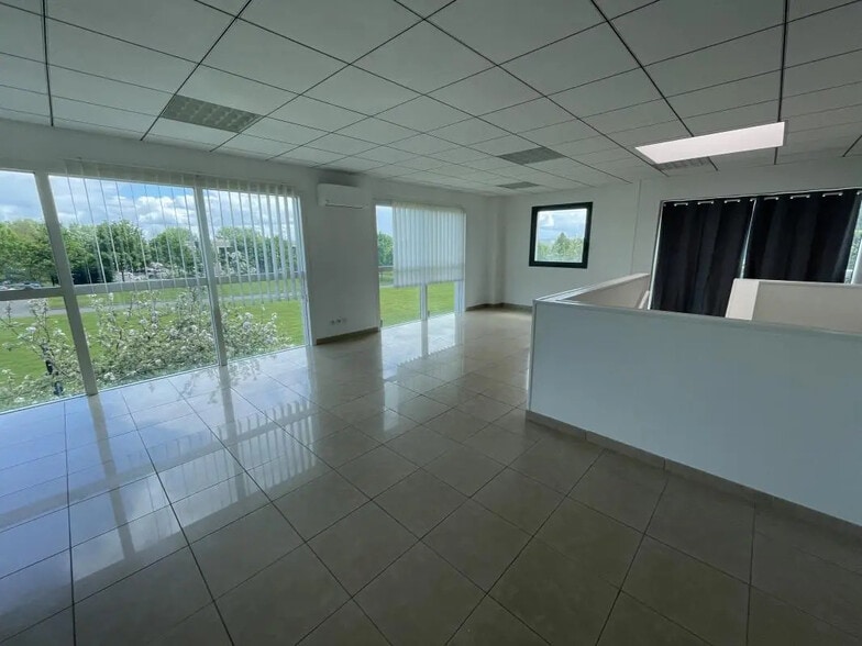 Office in Évreux for lease - Interior Photo - Image 1 of 5