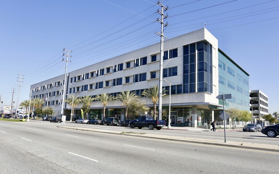 8300-8400 S Vermont Ave, Los Angeles, CA for lease - Building Photo - Image 1 of 4