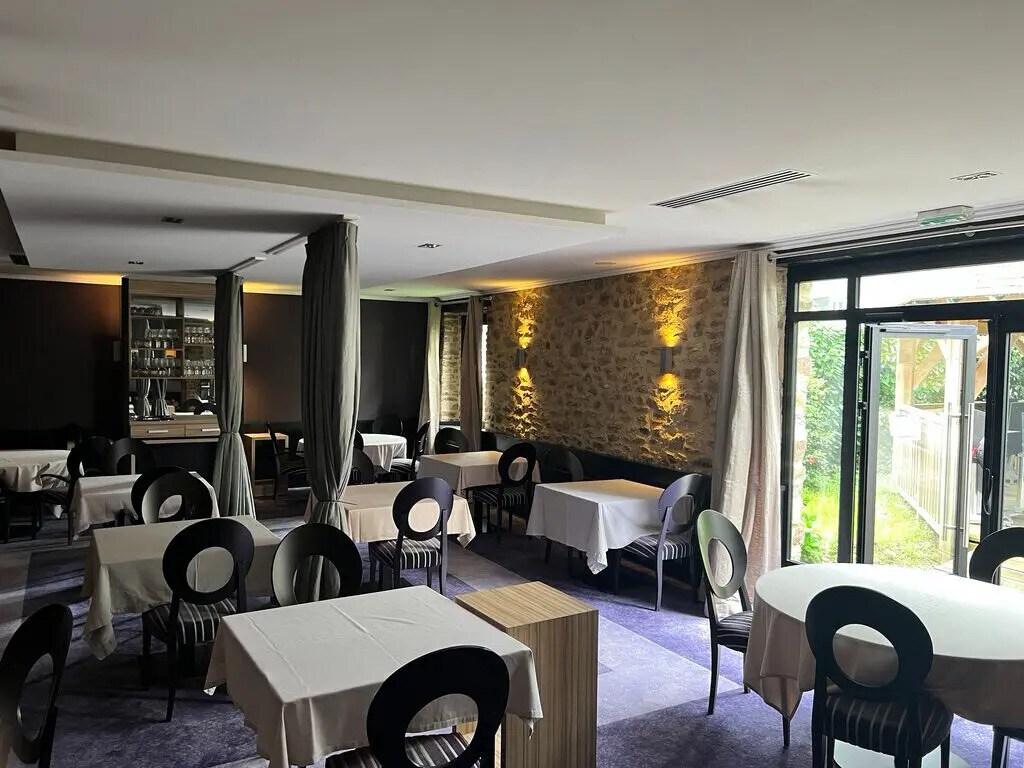 Flex in Vannes for lease Interior Photo- Image 1 of 5