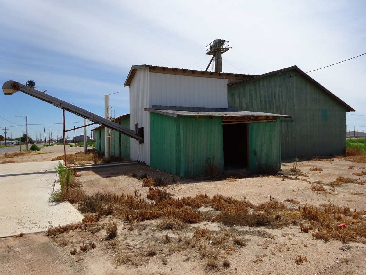 510 Railroad Ave, Seagraves, TX 79359