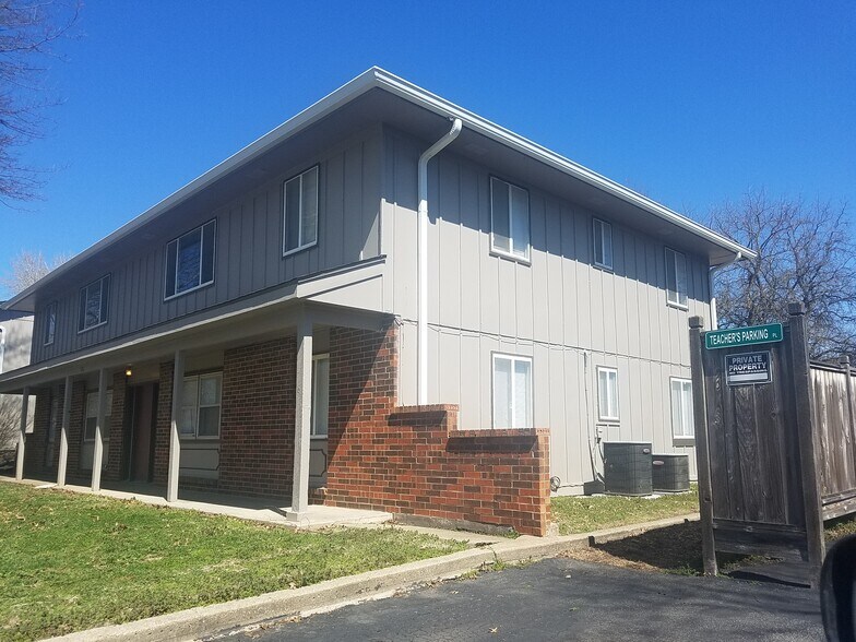 911 S Broadway St, Louisburg, KS 66053