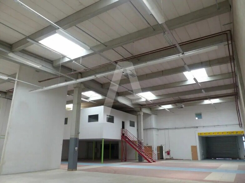 Flex in Lisses for lease - Interior Photo - Image 1 of 8