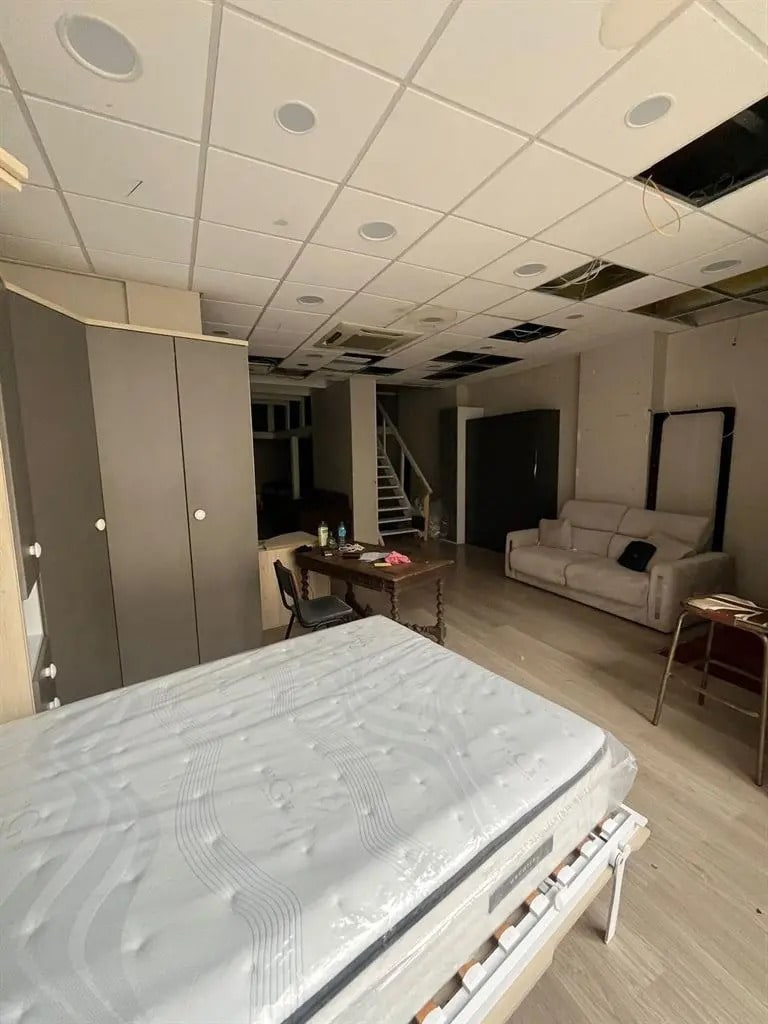 Retail in Paris for lease Interior Photo- Image 1 of 7