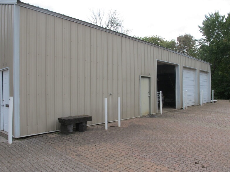 1370 E Thoman St, Springfield, MO for sale - Building Photo - Image 2 of 8