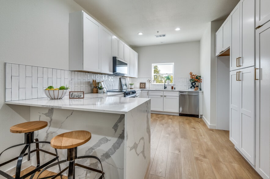 504 O Connor Rd, Irving, TX for sale - Interior Photo - Image 3 of 73