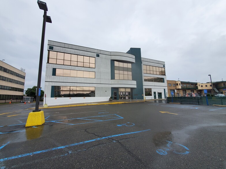 30-56 Whitestone Expy, Flushing, NY for lease - Building Photo - Image 2 of 16