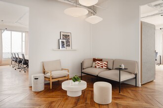Coworking Space in Paris for lease Interior Photo- Image 2 of 8