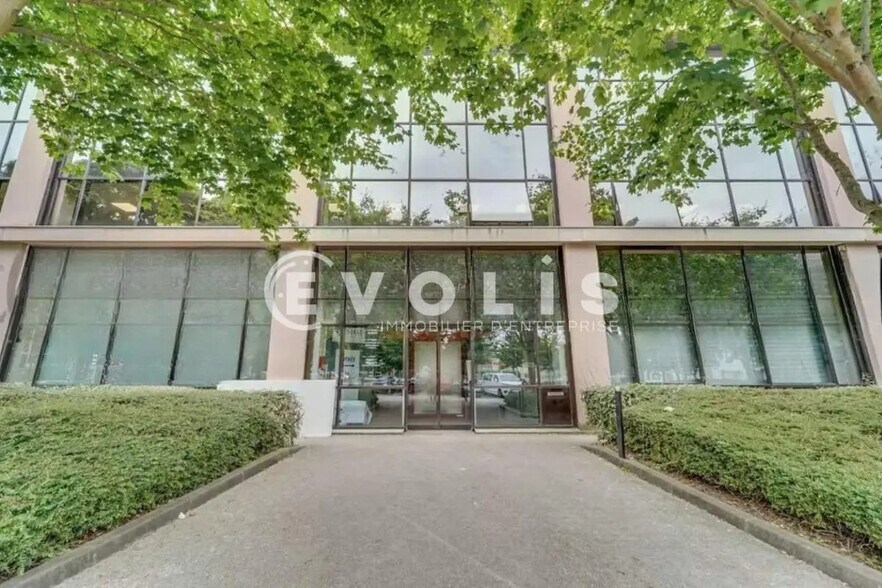 Office in Torcy for lease - Building Photo - Image 2 of 3