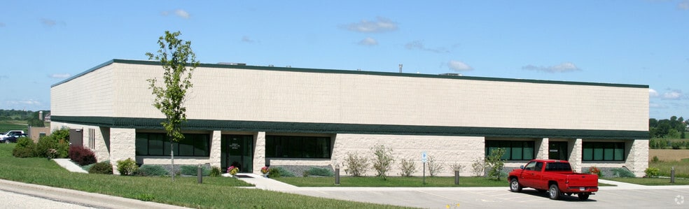1665-1667 Independence Ave, Hartford, WI for lease - Building Photo - Image 1 of 2