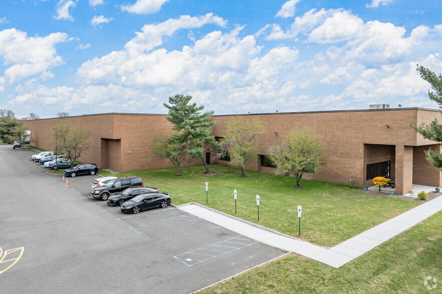 120 Herrod Blvd, South Brunswick, NJ for lease - Building Photo - Image 2 of 5