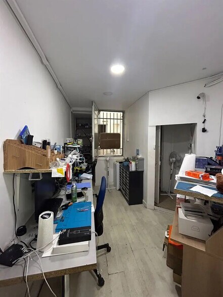 Retail in Paris for lease - Interior Photo - Image 2 of 3