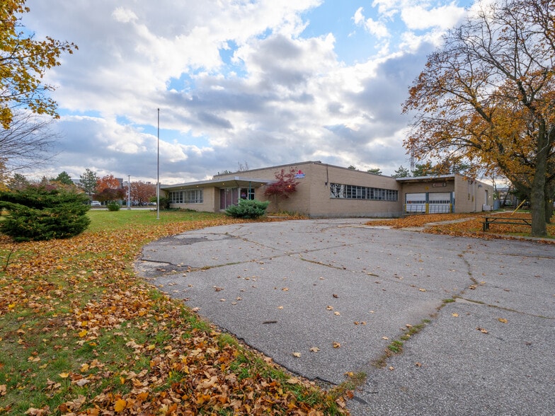 1415 Janette Av, Windsor, ON for sale - Primary Photo - Image 1 of 43
