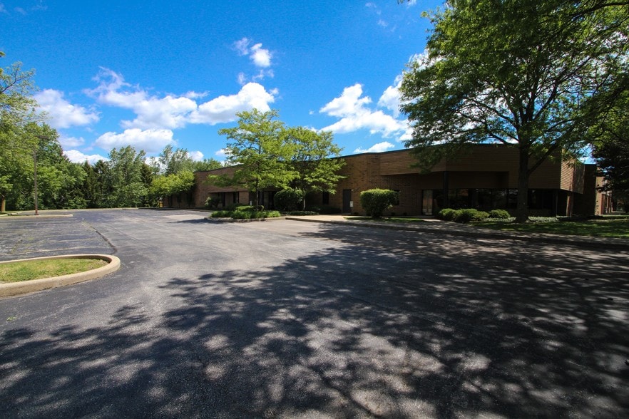 250-252 Chaddick Dr, Wheeling, IL for sale - Building Photo - Image 2 of 10