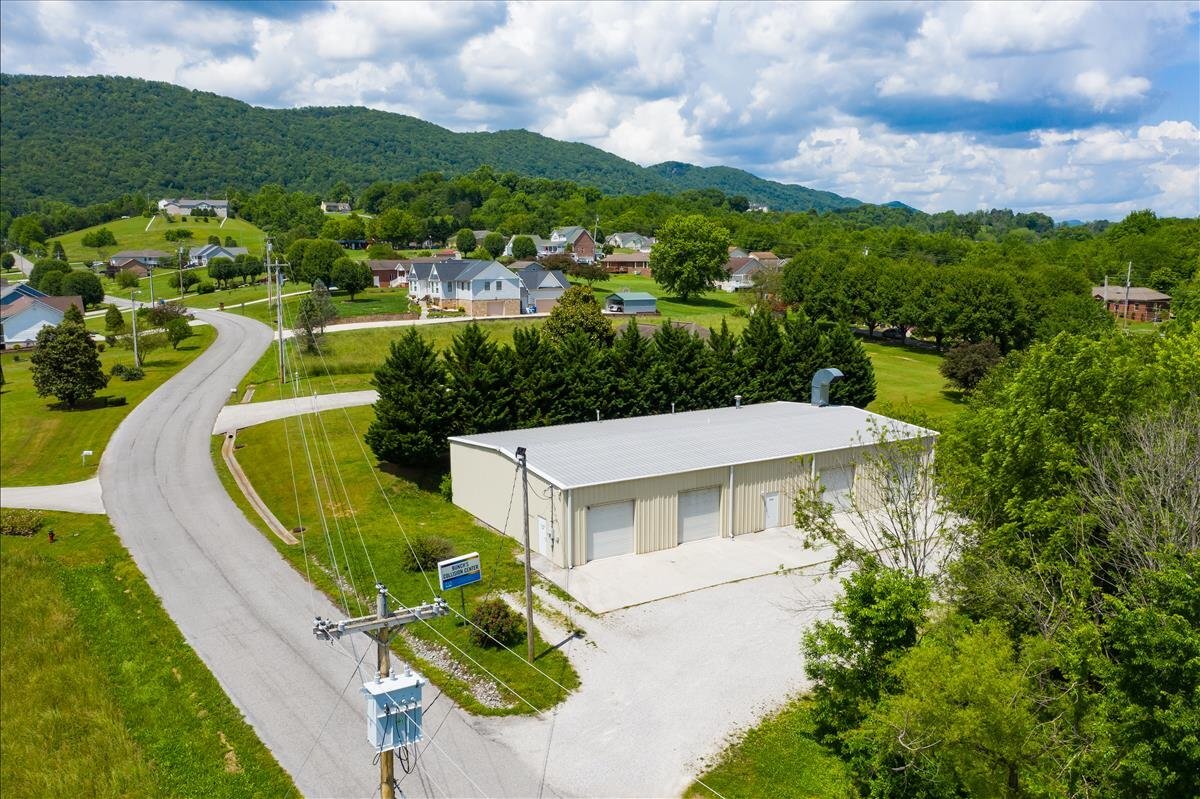 216 Mountain Perkins Ln, Jacksboro, TN 37757