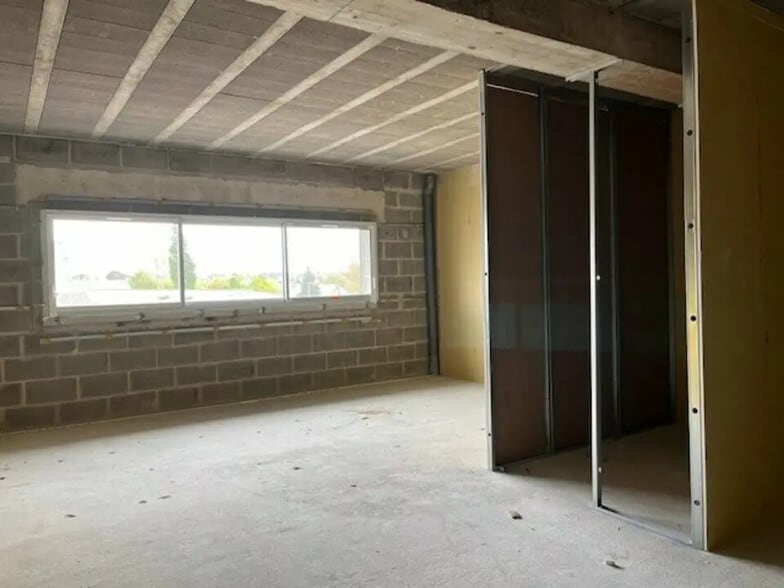 Office in Theix-Noyalo for lease - Interior Photo - Image 1 of 2