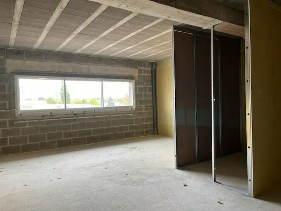 Office in Theix-Noyalo for lease Interior Photo- Image 1 of 3