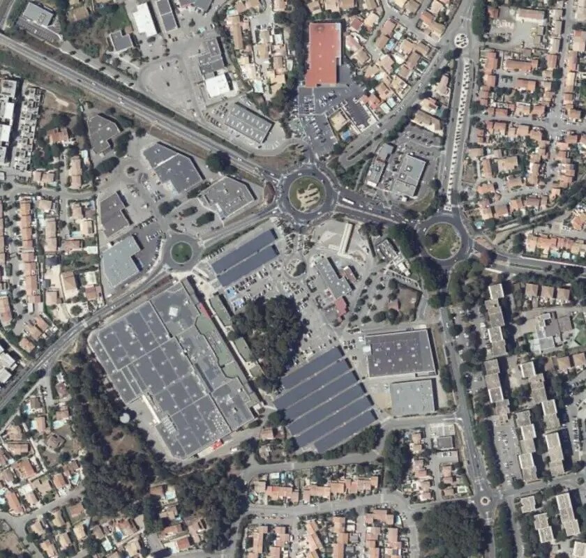 Location Commerce 1 200 m² - Photo 1