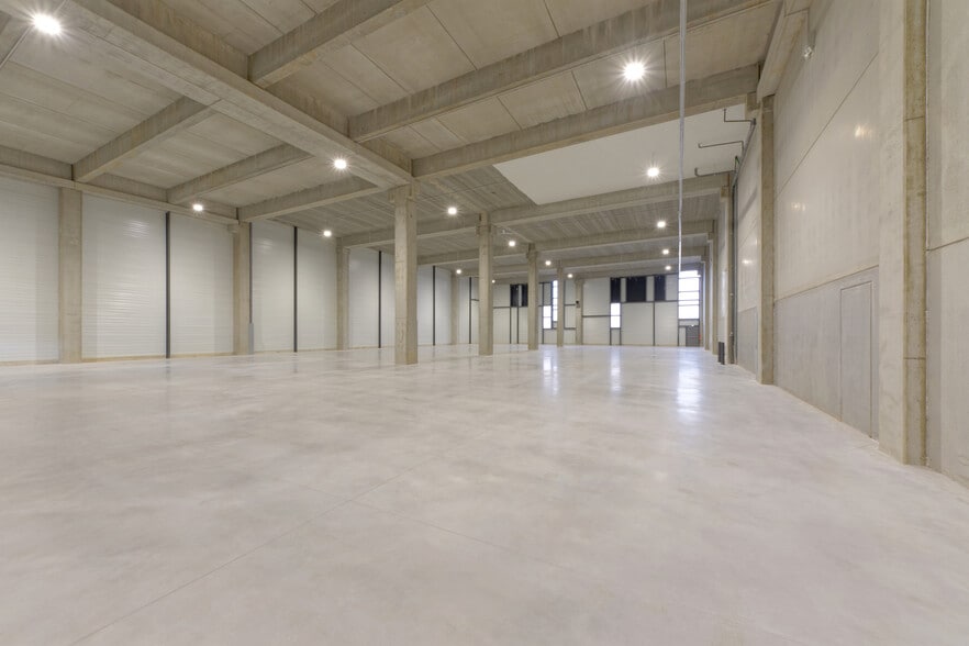 2 Avenue Denis Diderot, Élancourt for lease - Interior Photo - Image 2 of 4