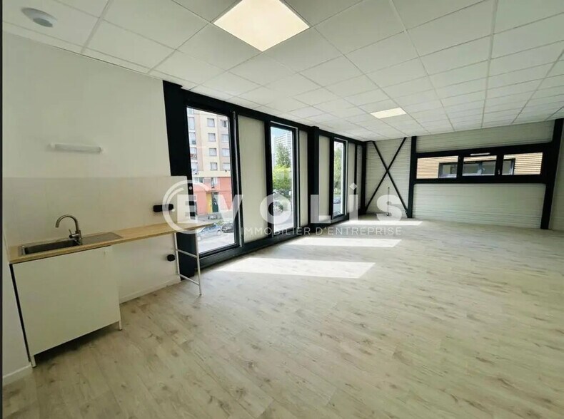Flex in Bagnolet for lease - Interior Photo - Image 3 of 3