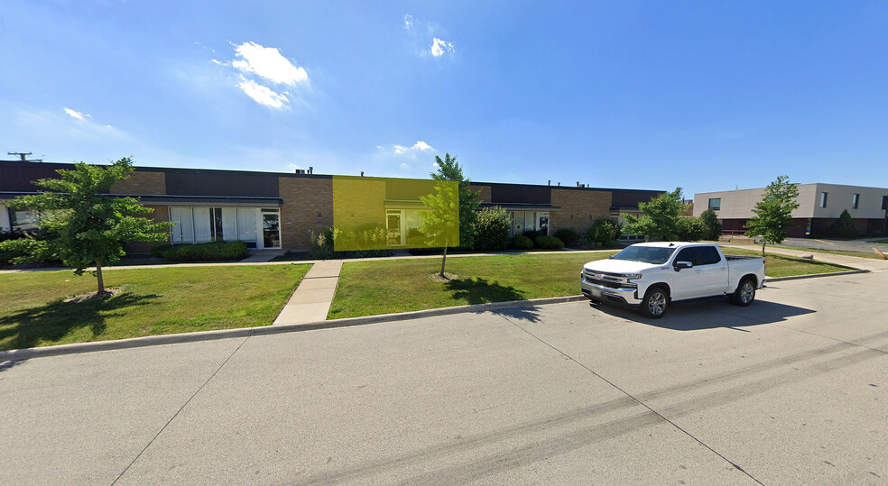 694-704 N Larch Ave, Elmhurst, IL for lease - Building Photo - Image 1 of 9