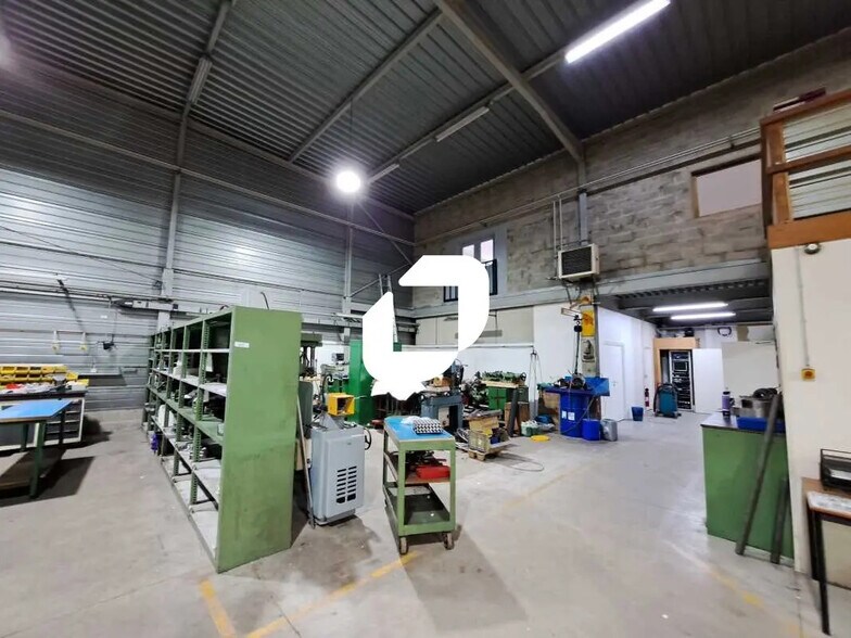 Flex in Noisy-le-Sec for lease - Interior Photo - Image 2 of 9