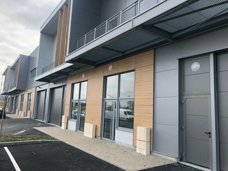 Flex in Frépillon for lease - Building Photo - Image 2 of 5