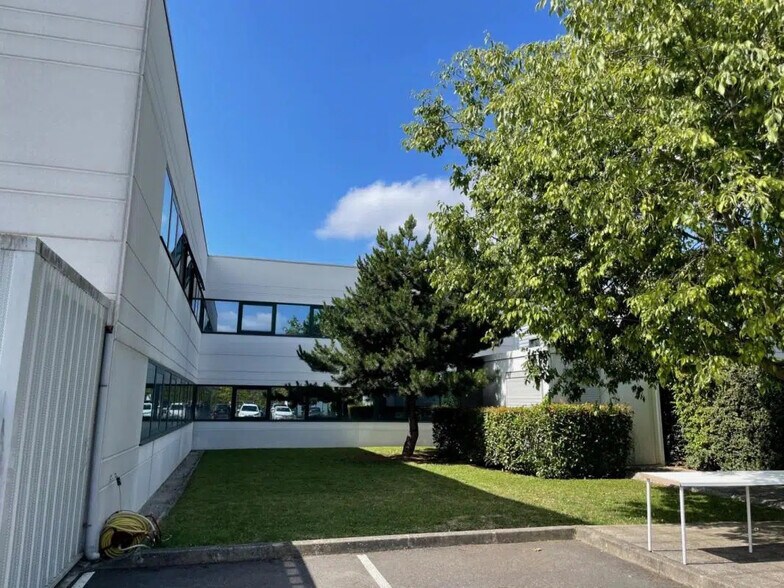 Office in Morangis for lease - Building Photo - Image 2 of 11