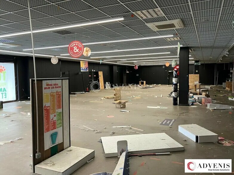 Retail in Lormont for lease - Building Photo - Image 3 of 8