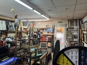 Retail in Galapagar, Madrid for lease Interior Photo- Image 2 of 3